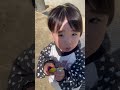 ２歳11ヶ月ぴょんちゃん、頭にバッタがとまってる、ぴょんちゃん気づいてないよ
