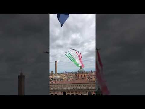 Frecce Tricolori passing on Bologna