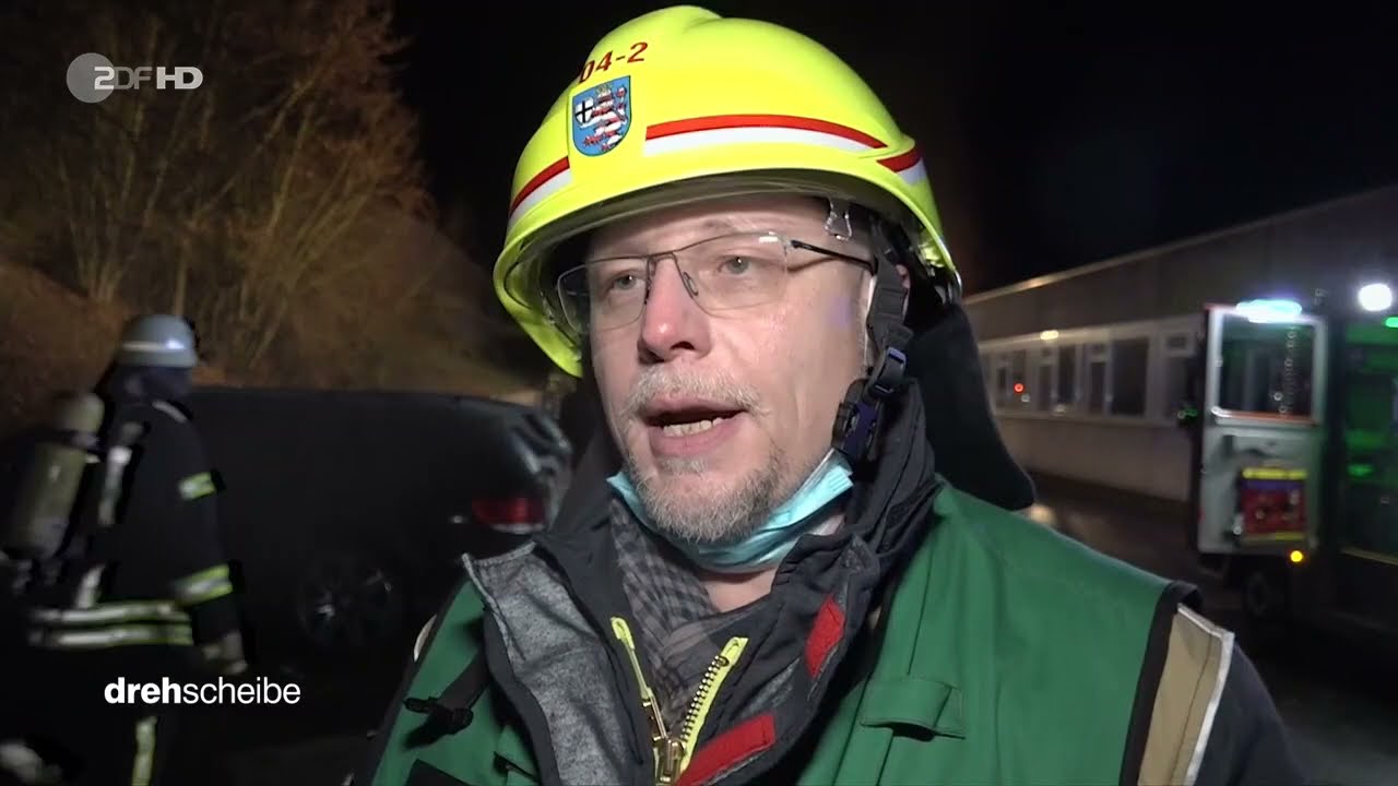 Kirchhain: Großbrand erst nach Stunden unter Kontrolle:Nach Explosion steht Tapetenfabrik in Flammen