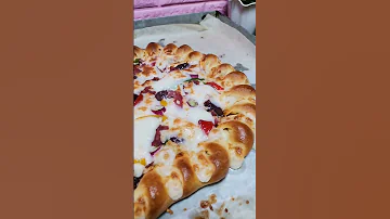 وحش الكون خرج من الفرن بيتزا بالبسطرمه محشية الاطراف Stuffed Crust Pizza 