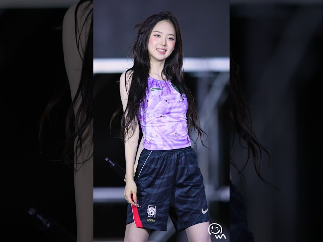 축구 유니폼도 소화해내는 키키 이솔 #KiiiKiii #LEESOL #404