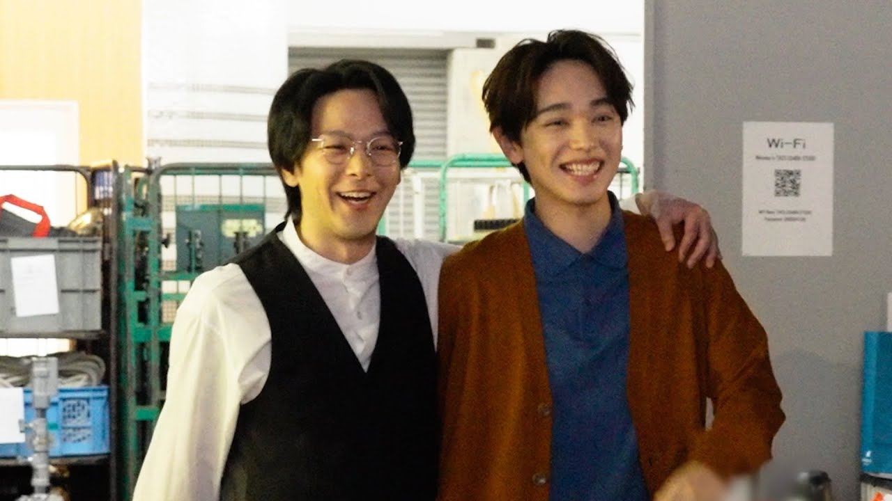中村倫也＆宮世琉弥が仲良しすぎる！？お互い肩を組み現場入り！　「ブルボン」ひとくちラングレイス新TVCM＆メイキング