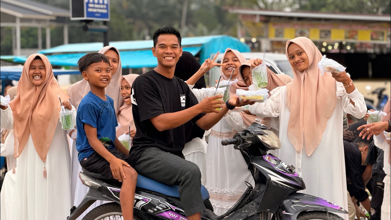 Kegiatan Berbagi Takjil di Bulan Ramadan Bersama OSIS SMPN 1 Seberida