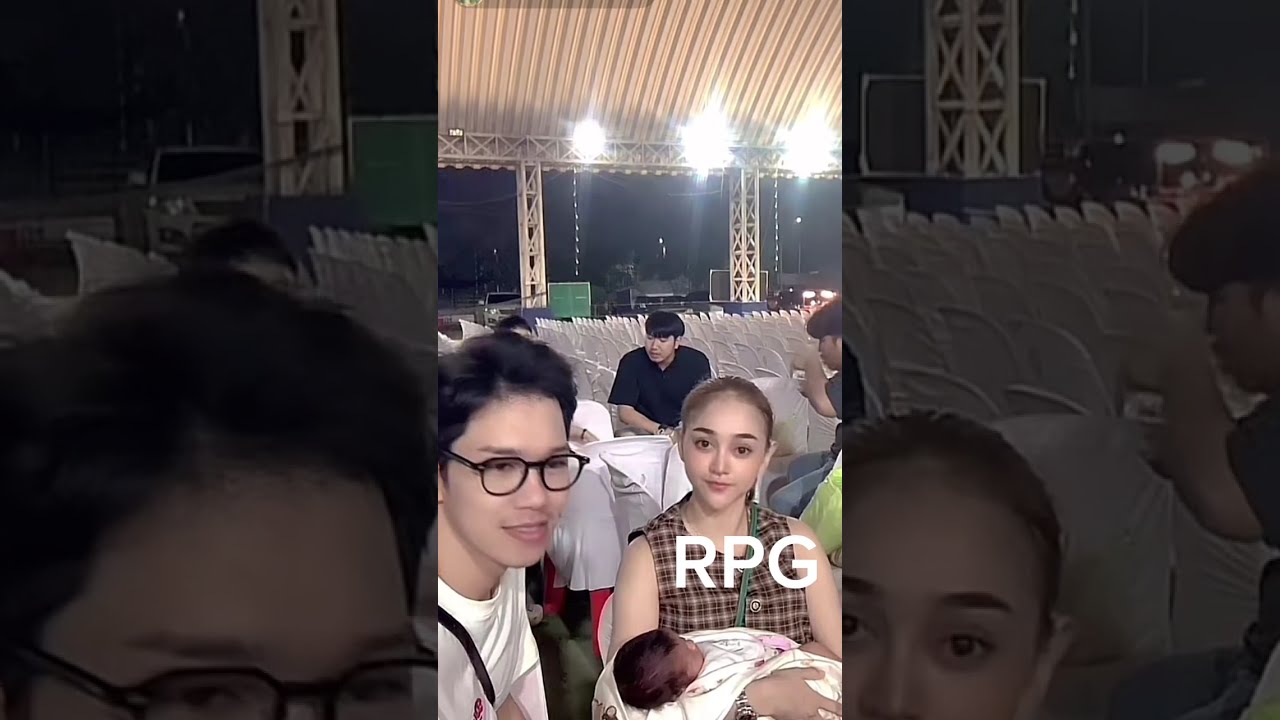 ช็อตน่ารัก ยี่หวาน้อยอยู่ในอ้อมกอดแม่นุ่นพ่อนุน่ารักมากอบอุ่น