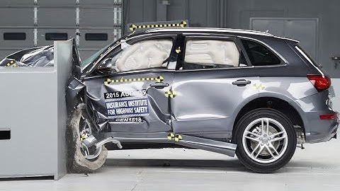 2015 Audi Q5 driver-side small overlap crash test (extended footage)