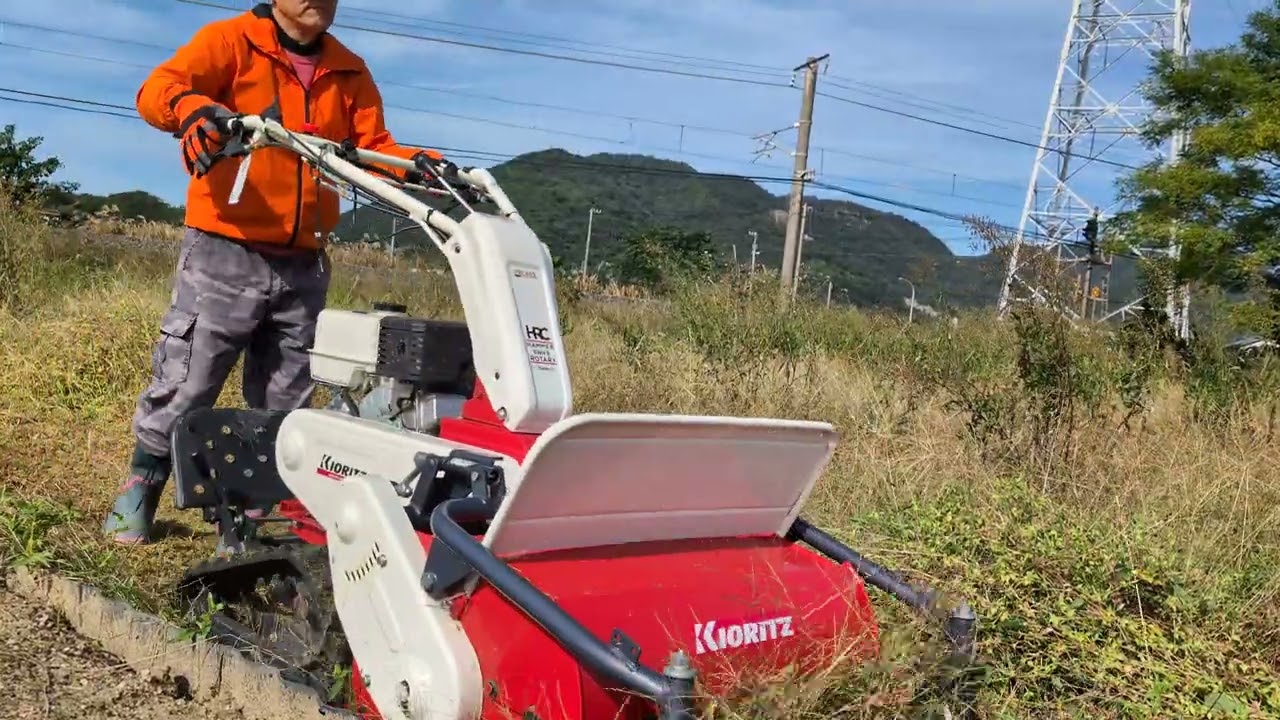 ハンマーナイフで草刈りです