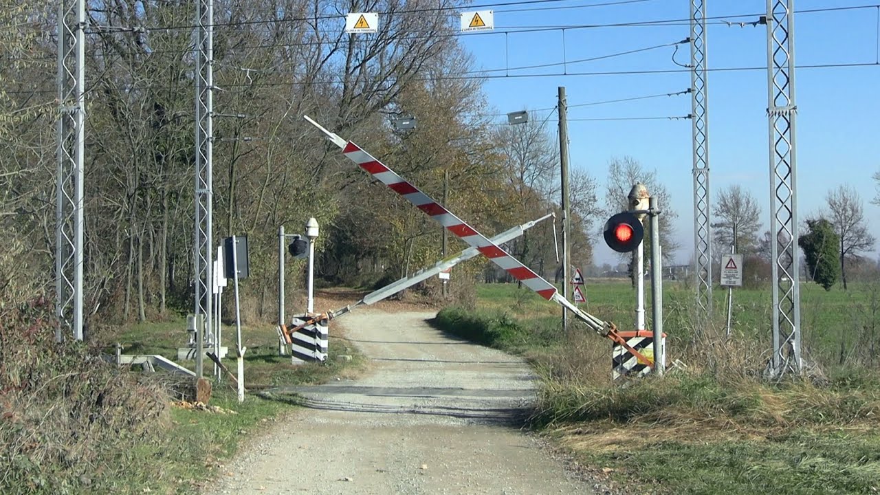 Cavaglià (I) Passaggio a Livello // Level crossing //