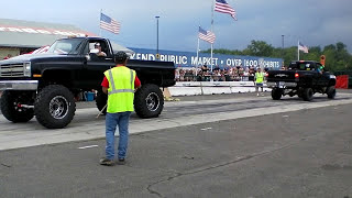 Big Chevy Pickup Vs Dodge Pickup - Tug Of War  At Truck Warz