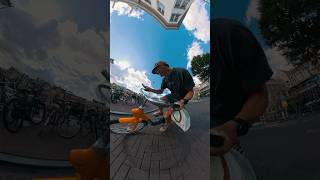 Bruno Fietst Nietsvermoedend In Amsterdam, Totdat Lars Hem In De Smiezen Kreeg