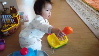 ハルモニと電話のおもちゃで遊ぶ咲蘭　할머니랑 전화놀이 하는 사랑이