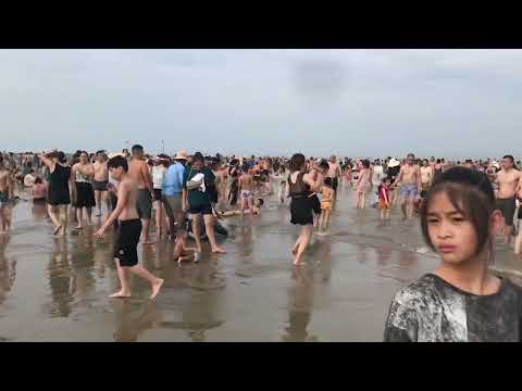 Video Bãi tắm sầm sơn một biển người đông đúc - youtube