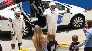 Astronauts say good-bye to families in touching moment