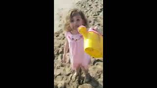 Tanemin Plajda Eğlenceli Dakikaları. Tanemi Kuma Gömdük.