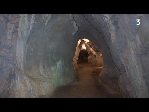 France 3’s summer report is an interview with the mediation lead for the Saulges caves. Its focus on the valley, the caves and the Prehistory Museum provides an editorial overview from a regional broadcaster. It also reinforces an important practical point: the cave system extends across neighbouring communes, so plan the address and route to the visitor site rather than only to Saulges village.