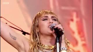 Miley Cyrus cover Amy Winehouse’s ‘Back To Black’ at Glastonbury 2019