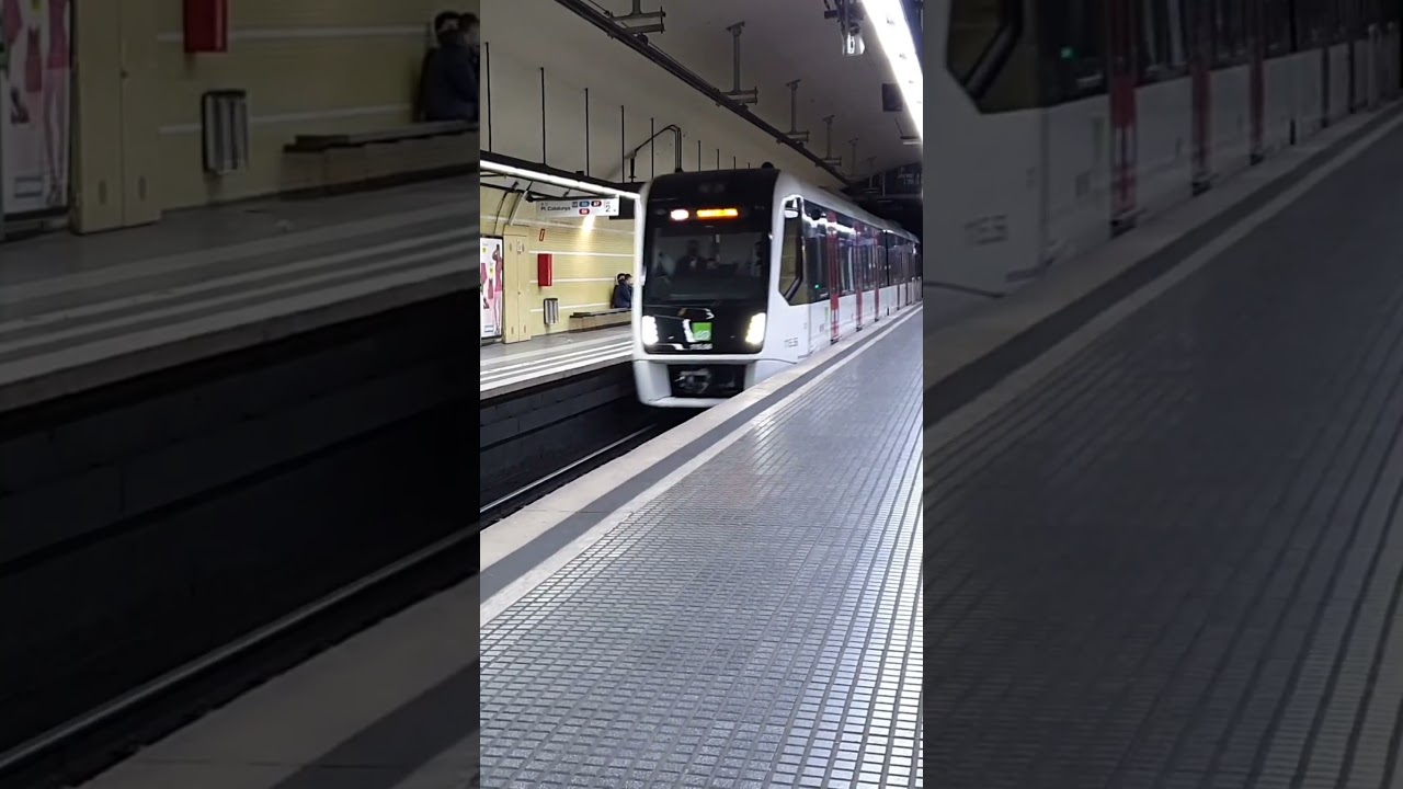 115 de FGC pasando sin parada por Muntaner