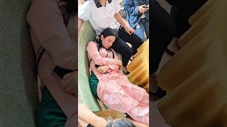 Quỳnh Trang Tới Nơi Hát Mà Chưa Tới Lượt Nên Tranh Thủ Chợp Mắt