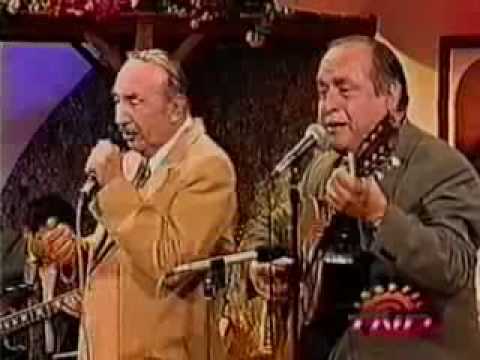 Watch the video for Mujer interesada