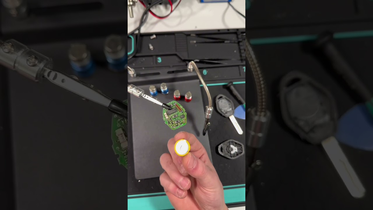 BMW E46 Schlüssel Akku defekt 🥲 #bmw #carrepair #keys #auto #automobile #electronics #automotive
