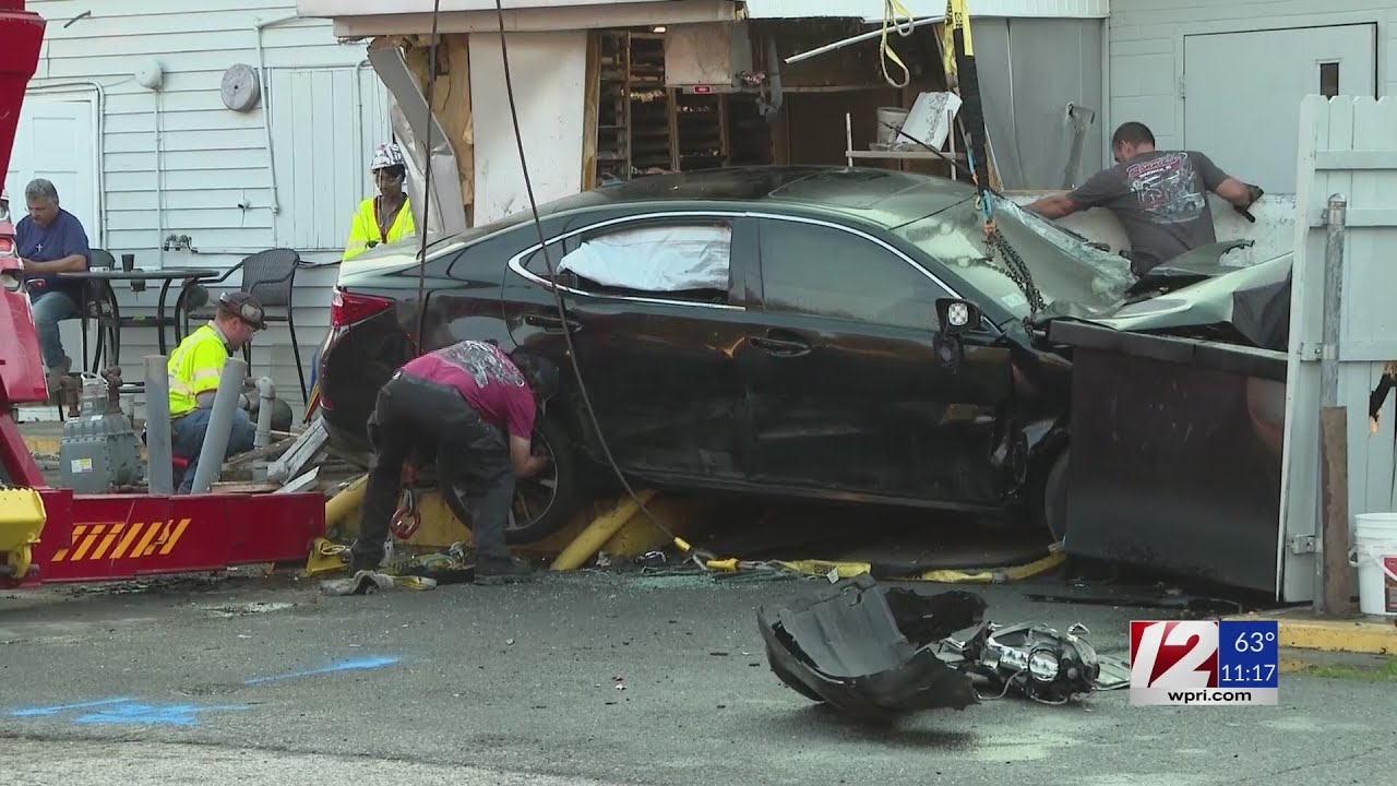 Car crashes into Warwick restaurant - YouTube