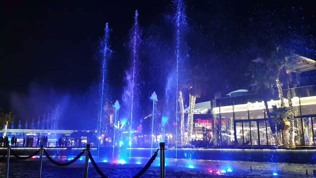 Centro Comercial Oasiz. Espectáculo acuático con luces y música. Torrejón de Ardoz,  Madrid.