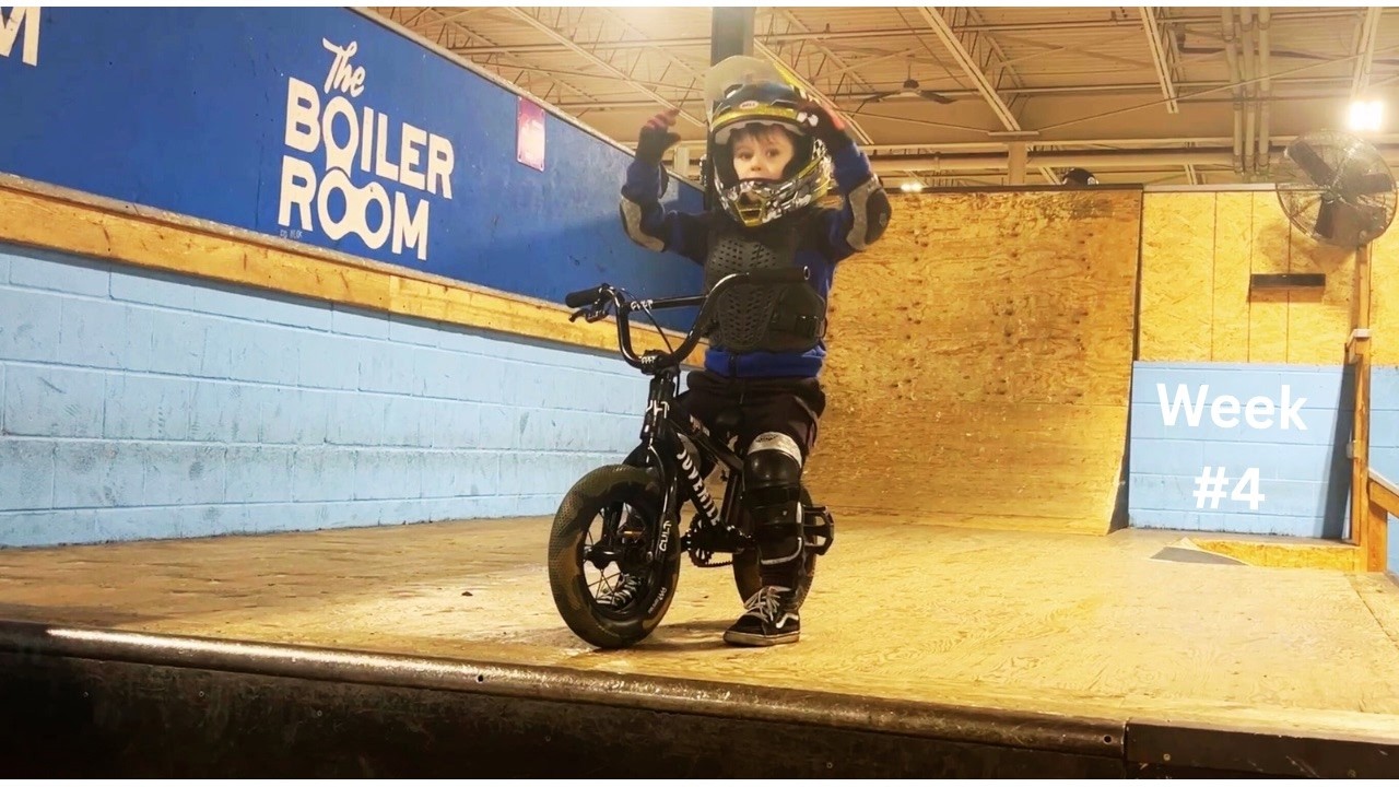 Четырехлетний ребенок впервые учится спускаться с горы | Joyride 150