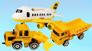 Oyuncak Arabalar. İş Araçları Bir Uçak Içinde Kinetik Kum Havuzu Kurmaya Gidiyorlar