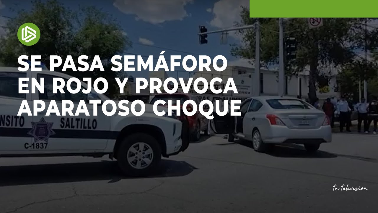 Se pasa semáforo en rojo y provoca aparatoso choque - YouTube