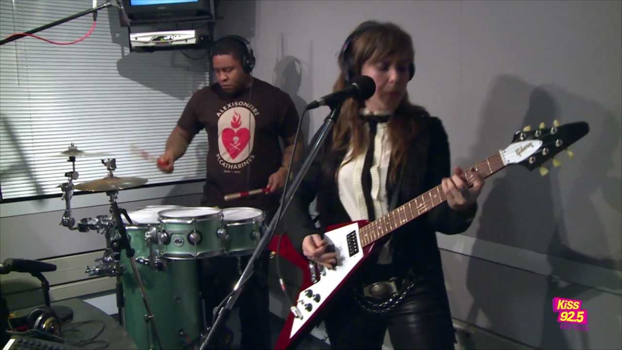 Serena Ryder Performs 'Stompa' Live | KiSS 92.5