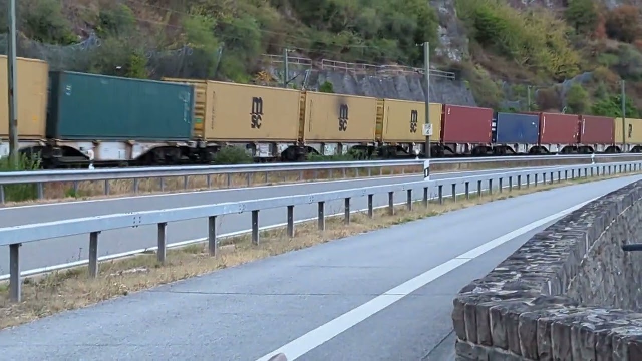 Oberes Mittelrheintal Container Zug fährt Richtung Koblenz bei Hirzenach