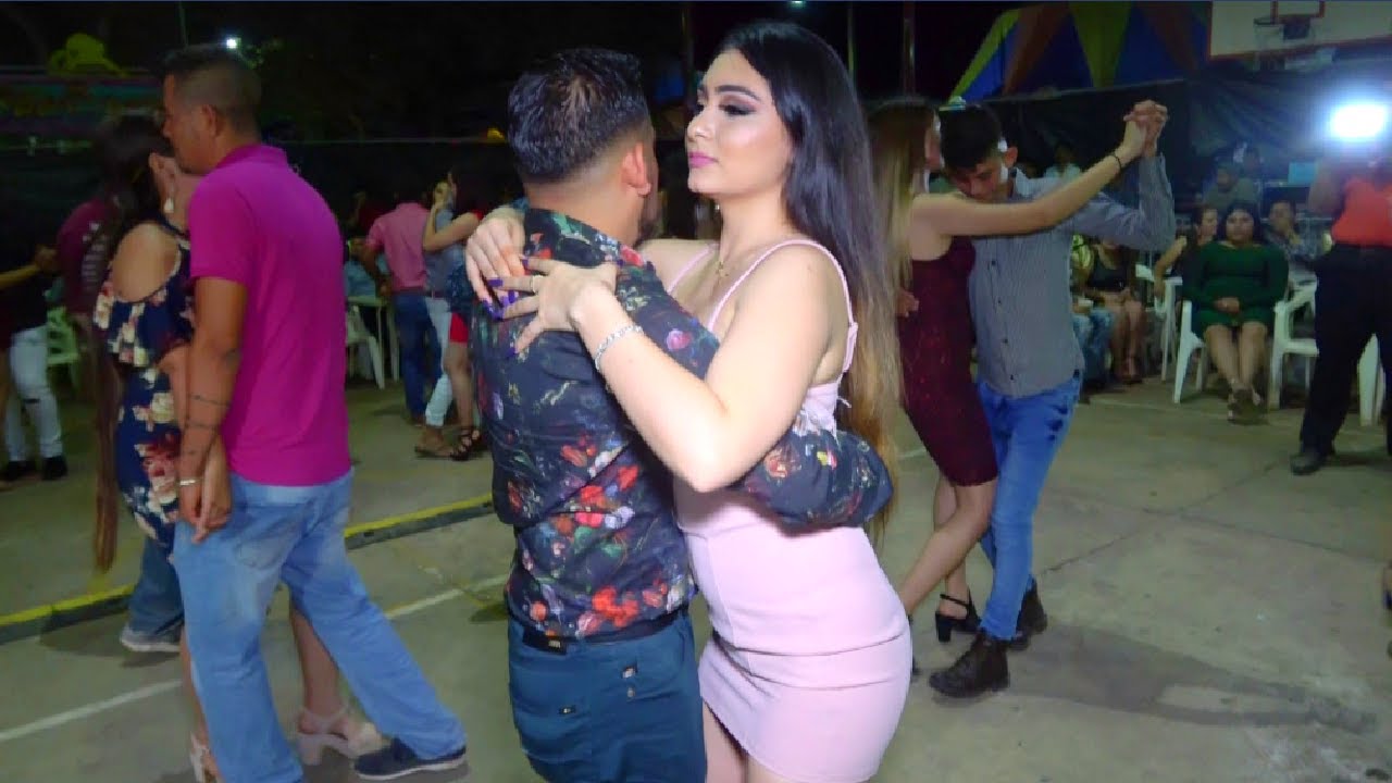 La muñequita color de rosa, Aay PAPA que CHULADA de mujer,que chulo baila Dos Botella demezcal