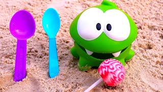 Se divertindo na areia com Om Nom. Videos de brinquedos para crianças. Carrinhos de brinquedos