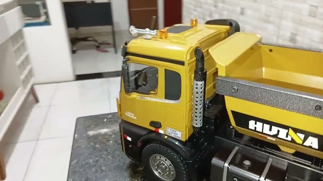 Fiz o emblema da Mercedes  pra caçamba huina 1573 de controle remoto 