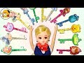 【家が鍵だらけ！】リカちゃんの文房具がいたずら魔女のイタズラで隠されちゃった！鍵を開けないと取り出せない！全部正解して取り出すことができるのか！？