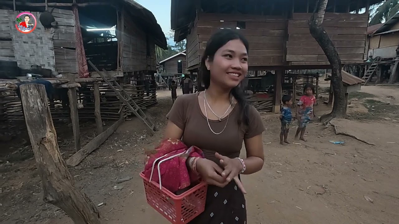 เที่ยวชมวิถีชีวิต ชาวบ้านอาล๋อง หาแขมมาขายตาม ฤดูกาล ดูวิถีชีวิต สาวลาวบ้านป่า สาวโท ลงเล่นน้ำ