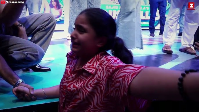 Akshay Kumar had to fold his hand as women and children mobb*ed to such an  extent at Housefull event