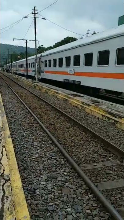 Kereta Api Serayu berhenti agak lama di stasiun Cipeundeuy #shorts