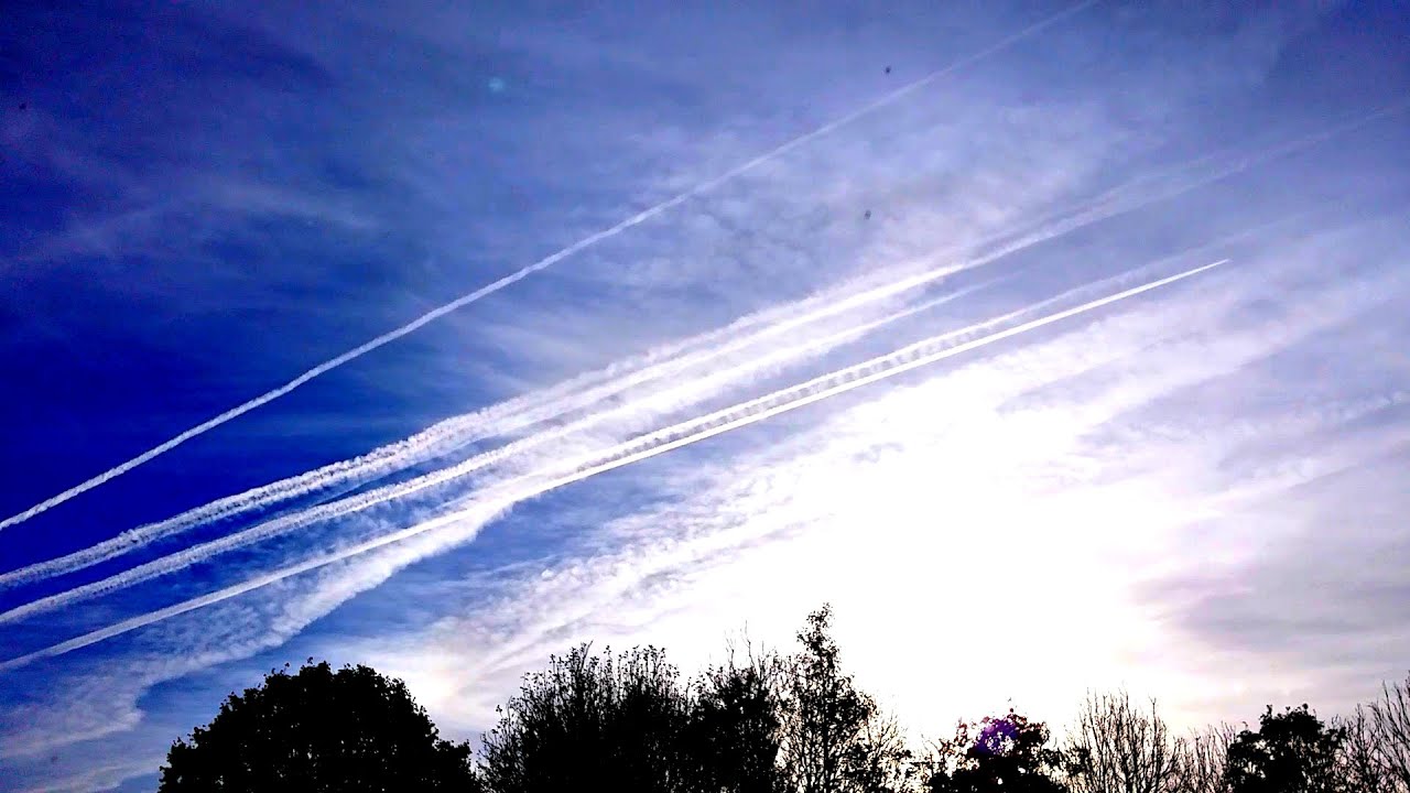 Stitching the Sky: contrails time-lapse video