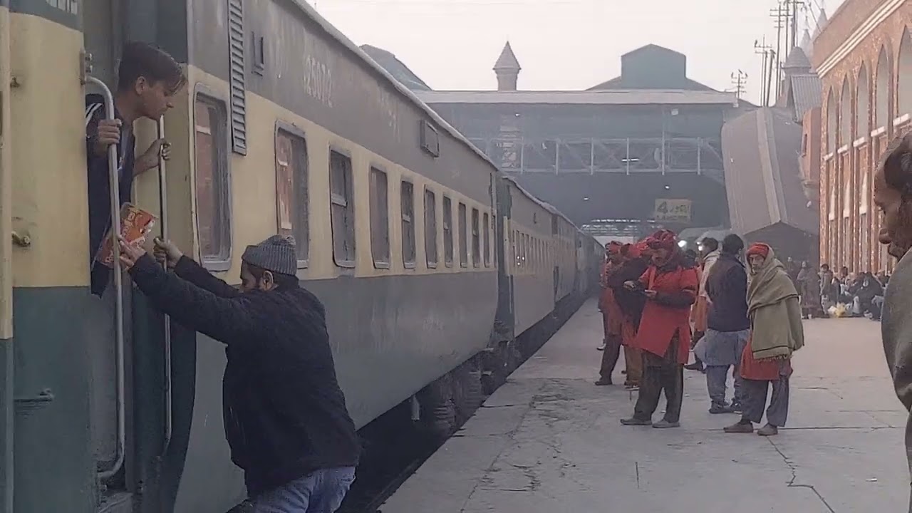 Karachi to Rawalpindi Train Tezgam reaching Lahore Pakistan Railways 
