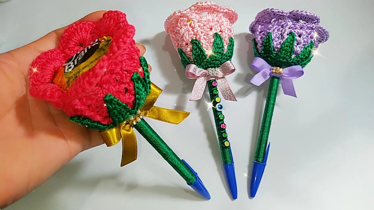 CANETA DECORADA COM ROSA🌹 PORTA BOMBOM 🍬 EM CROCHÊ!!
