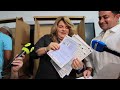 Con un beso y exceso de tinta indeleble: mira cómo votó Jenniffer González