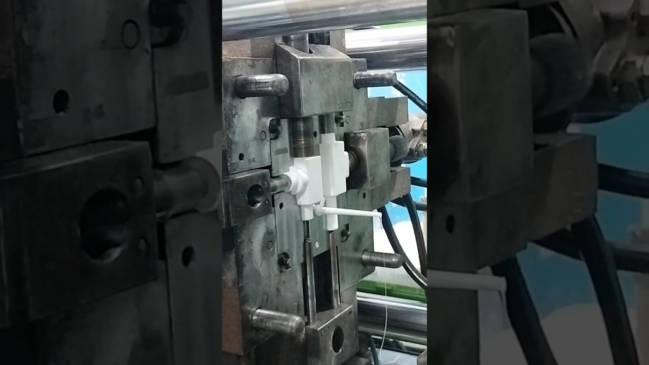 DOUBLE CORE MOLD INJECTION MOLDING #shorts #ytshorts #youtubeshorts #injectionmolding #plastotech