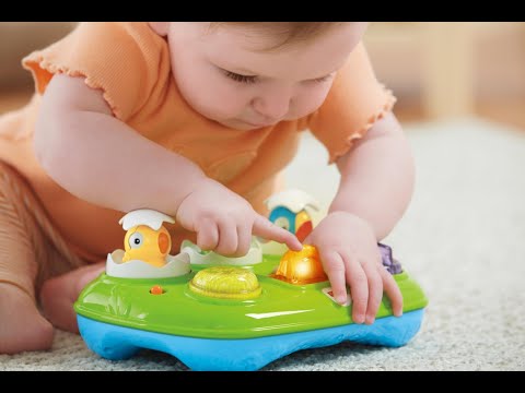 طفل جميل يلعب بذكاء طريقة تطوير مهارة اللعب والتفاعل مع الآخرين عند الأطفال