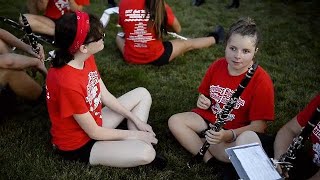 Teen gives up role in marching band to be friend's 'eyes'