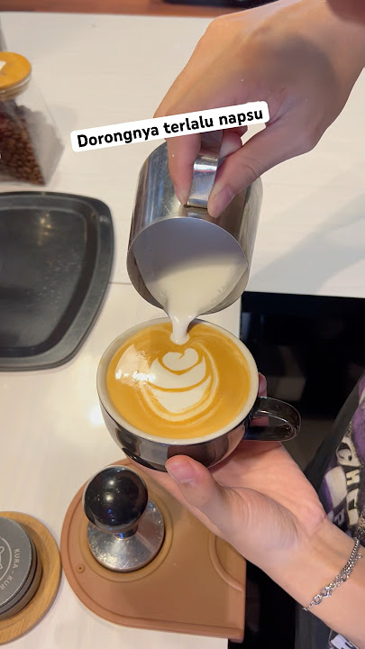Latte art tulip dorongnya terlalu napsu #kopititan #barista #latteart #coffee #coffeeart #kopi
