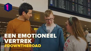 Down the road: De groep troost elkaar tijdens het afscheid op de luchthaven