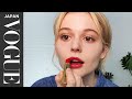 新「ゴシップガール」エミリー・アリン・リンドの赤リップメイク。| Beauty Secrets | VOGUE JAPAN