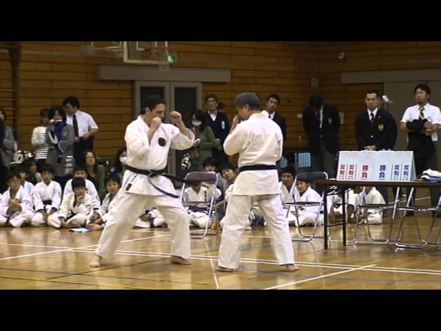空手道剛柔流泉武会総本部：掛け手・鍛錬演武 - YouTube