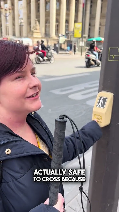 How does a blind girl cross the road in Paris?
