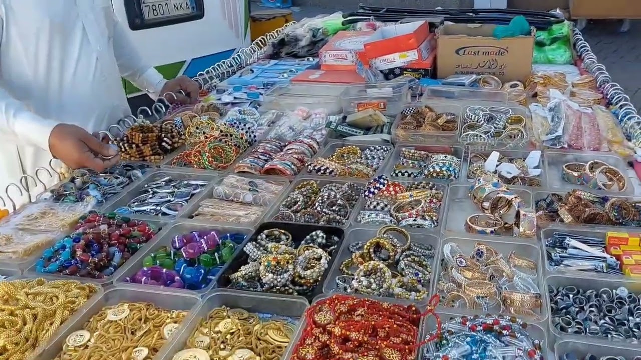 madina munwra mein sb s sasti chezein apko msjid bilal k pas mil jaien ge